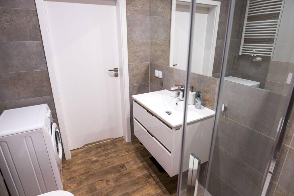 Nowoczesny Apartament Dabska Arena / Parking Краків Екстер'єр фото